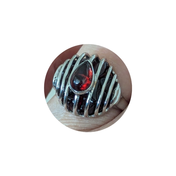 925 Silver & Garnet Ring Size 7 - Picture 2 of 6